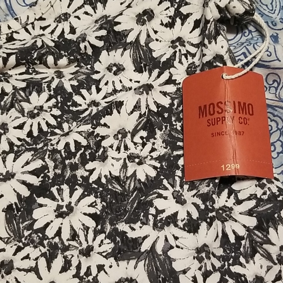 2/$15 NWT Daisy Print Crop Top - Picture 4 of 5
